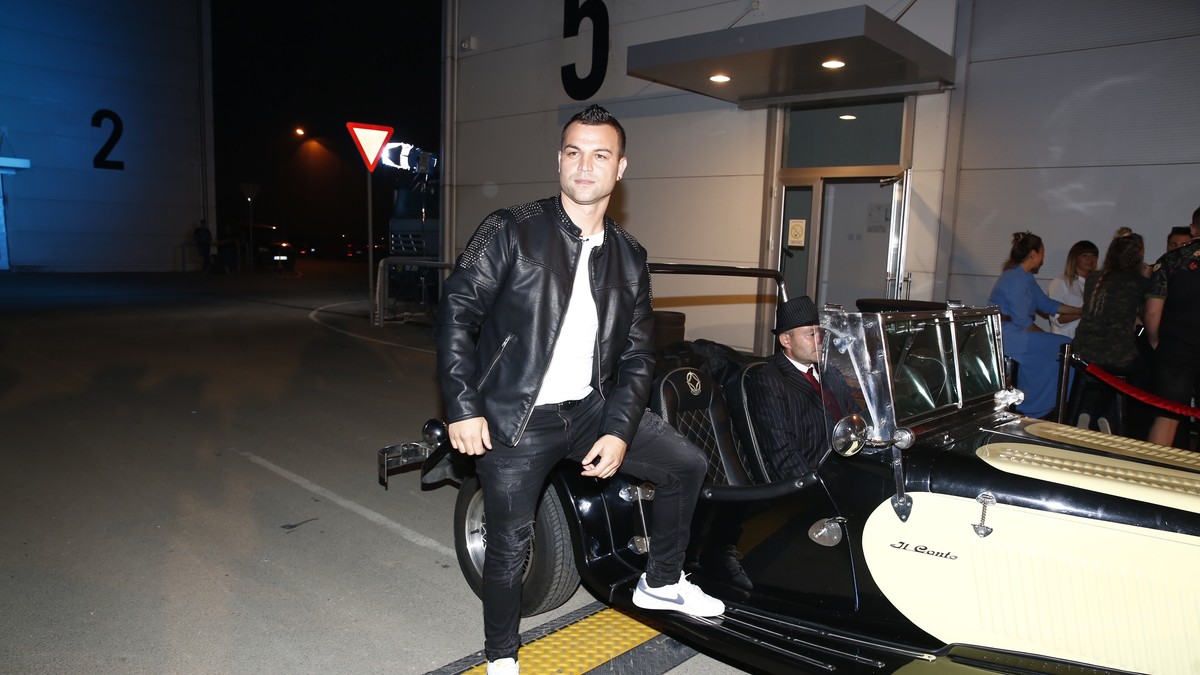 Na nastupu mu dali CEDULJICU SA JEZIVOM PORUKOM: Našem pevaču pretili smrću, on odmah preduzeo mere