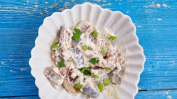 pyszny obiad na czwartek. podajemy przepis, ty gotujesz. śledzie pocztowe z gorącymi ziemniakami