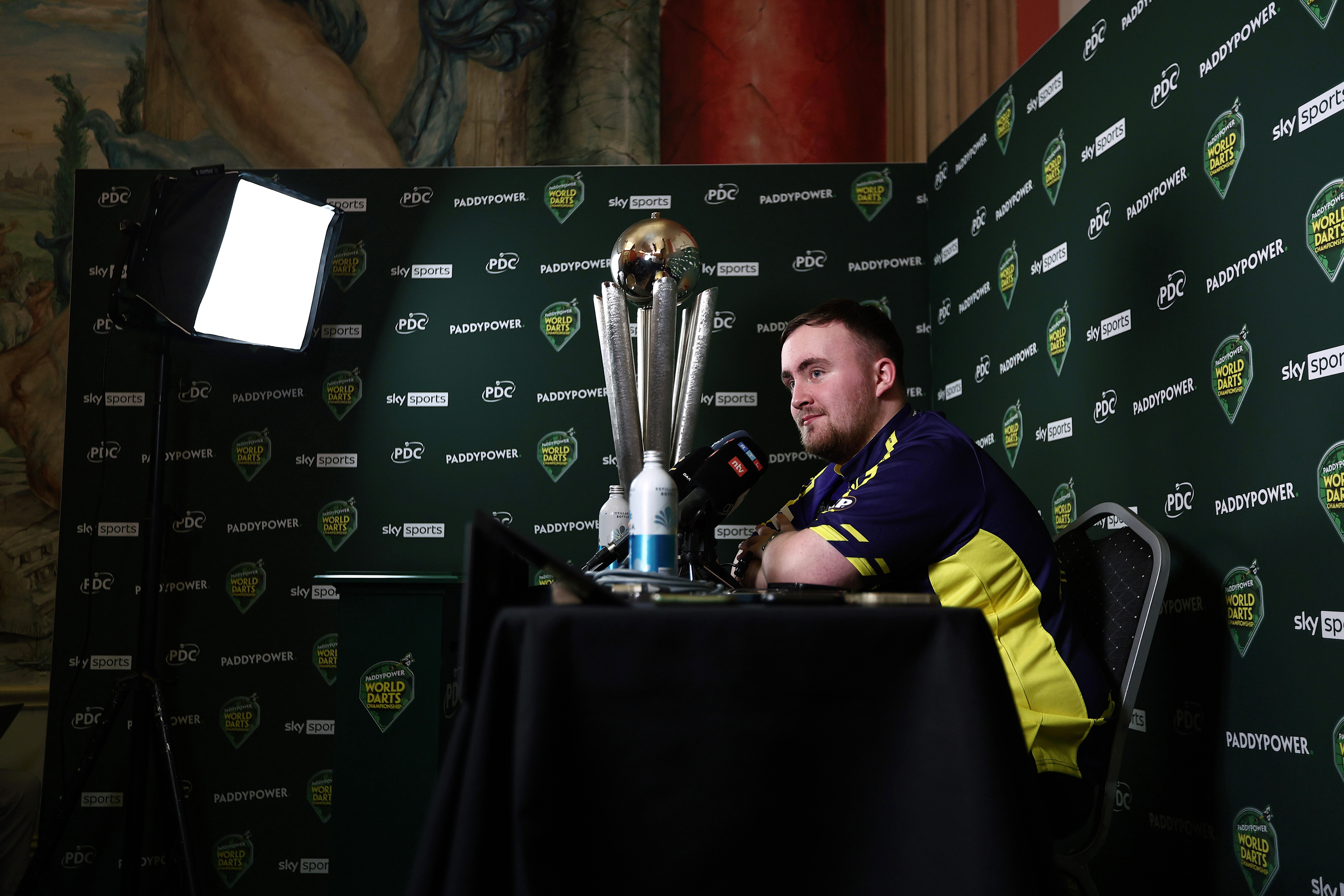 WK Darts: De winnaar wordt miljonair - Van Gerwen treft een 52-jarige Japanner