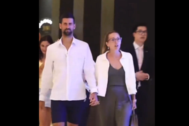 SNIMAK OBORIO MREŽE Novak i Jelena prošetali Melburnom sa decom i svi gledaju kako su TARA I STEFAN OBUČENI! Tu je i DADILJA koja ih prati u stopu, a čuveni par se sve vreme drži za ruke