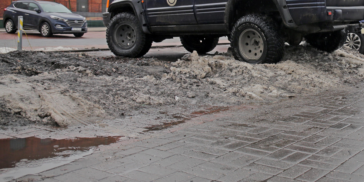 Śnieg na parkingu przy Manufakturze w Łodzi