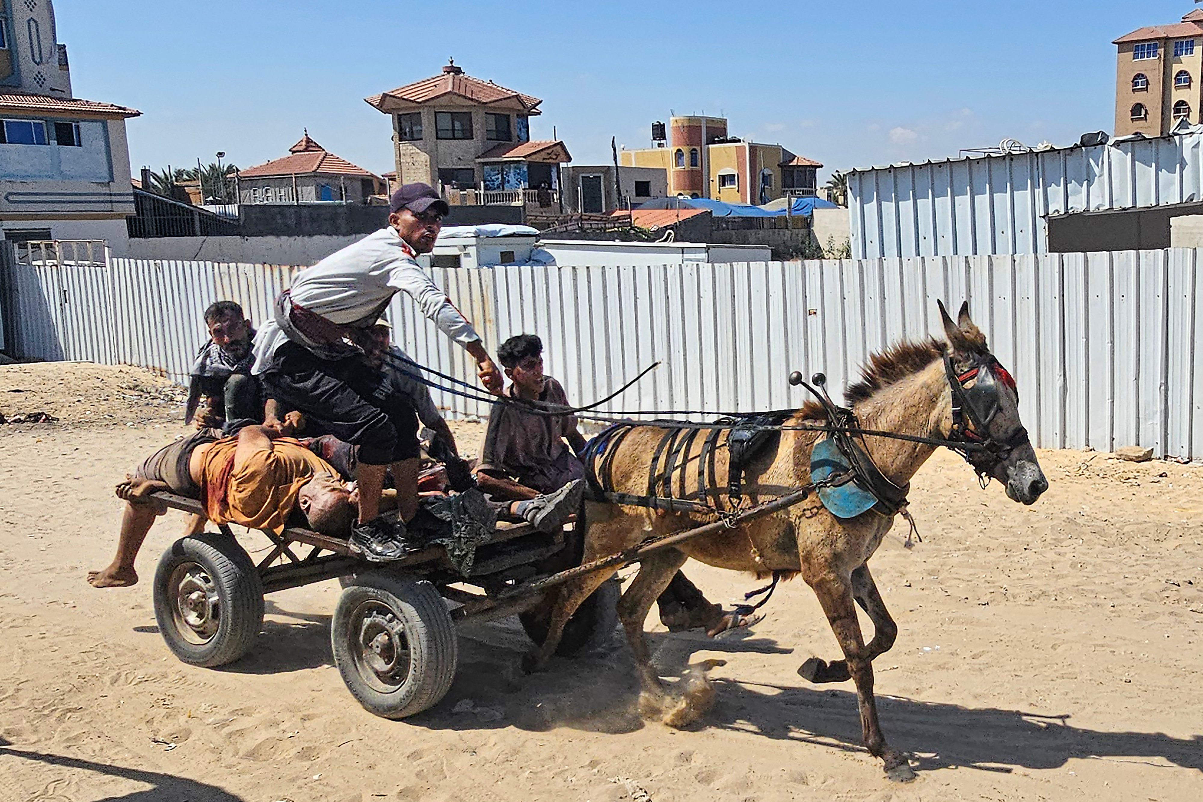 Gaza: truppe israeliane aprono fuoco a Rafah, 32 morti
