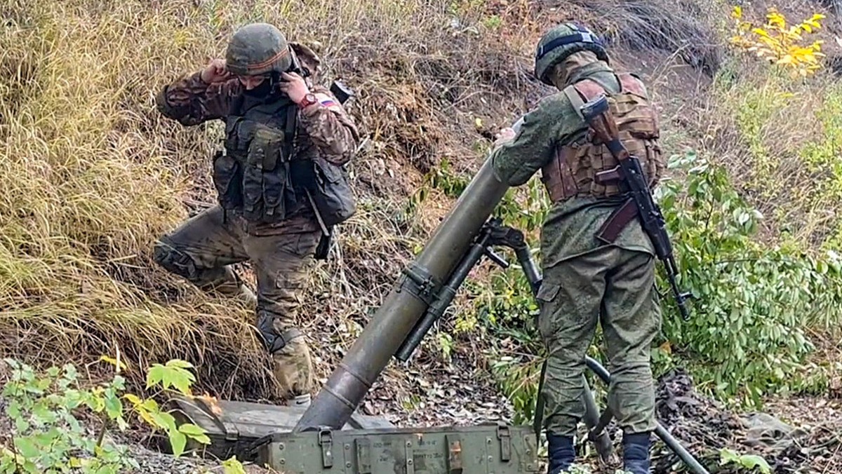 To zaskakujące i bardzo rzadkie wydarzenie w każdej armii na świecie. I pierwszy tego typu znany przypadek podczas wojny w Ukrainie — elitarna jednostka rosyjskiej piechoty morskiej skrytykowała swoich przełożonych za podejmowanie decyzji po tym, jak jej członkowie ponieśli ogromne straty podczas ataku na wioskę na wschodzie Ukrainy. I poinformowali o tym rosyjscy dziennikarze.