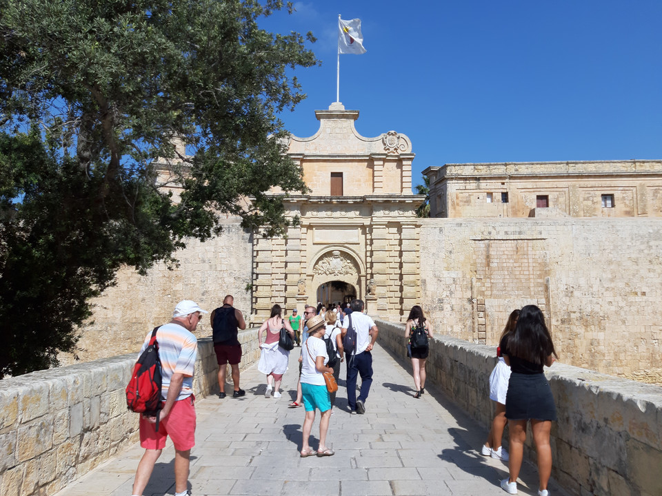 Jedną z bram prowadzącą o miasta jest  Mdina Gate, zwana też Main Gate - Bramą Główną