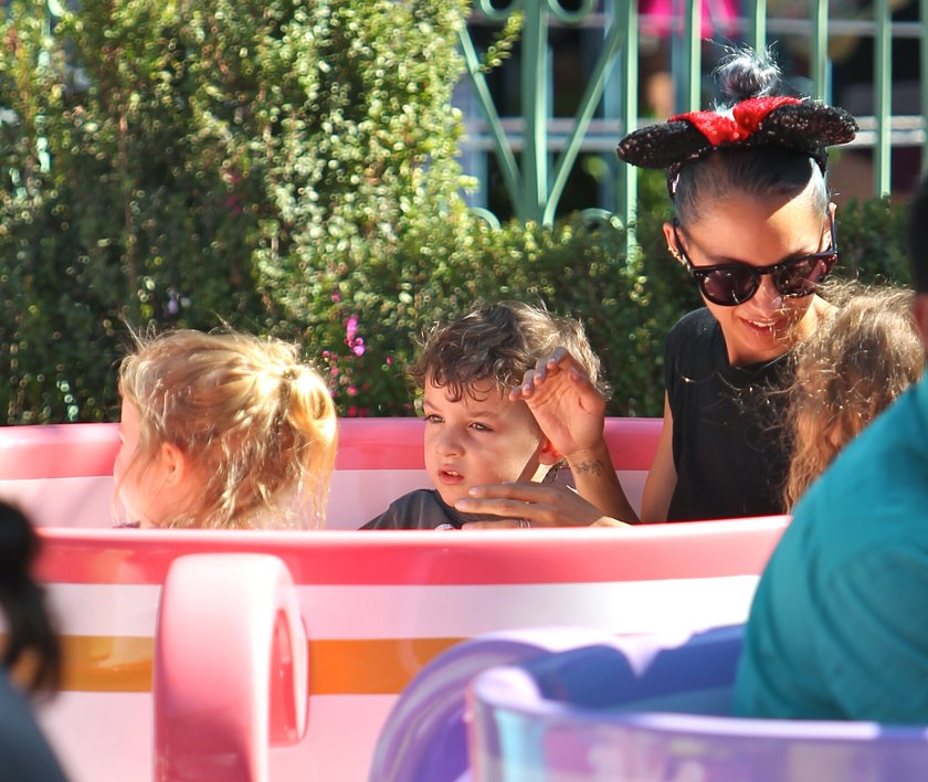 Nicole Richie wraz z dziećmi w Disneylandzie