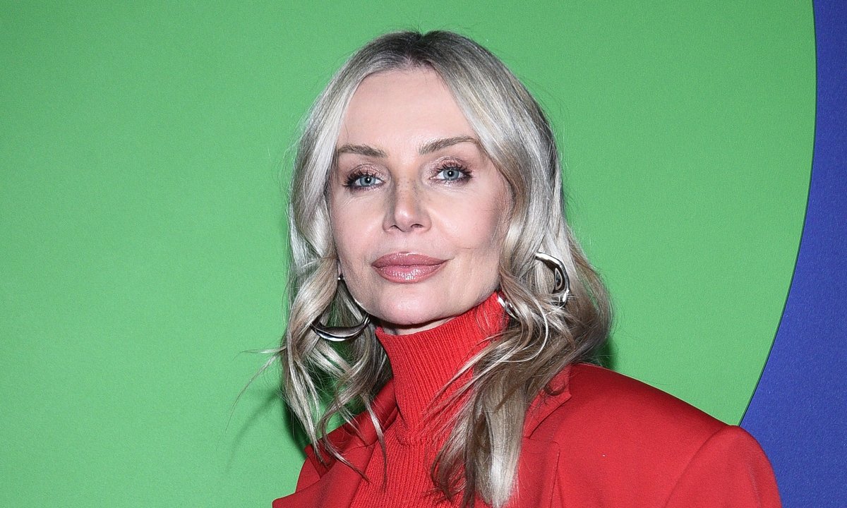 Agnieszka Woźniak-Starak w obszernej marynarce. Postawiła na modny kolor