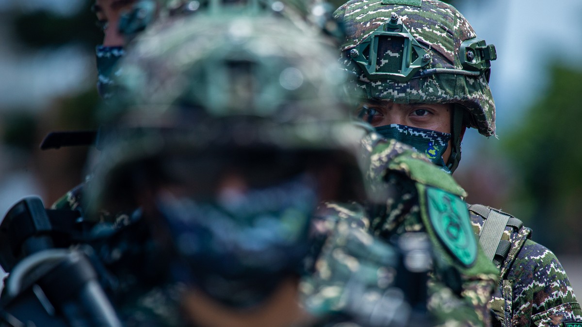 Dla Chin wygodne jest, że to Rosja wiąże siłę militarną Europy i Stanów Zjednoczonych. W Pekinie znaki od dawna wskazują na szykującą się wojnę z Tajwanem. Eksperci ds. bezpieczeństwa szczegółowo opisują, jak będą wyglądać pierwsze tygodnie ataku. Zachód musi podjąć pewne decyzje już teraz.