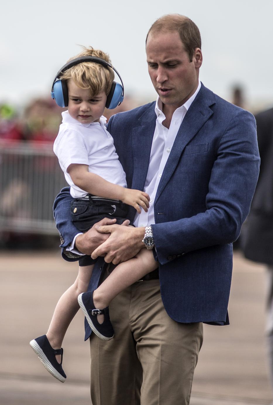 György herceg - mint minden kisfiú- imádja a helikoptereket/ Fotó: NORTHFOTO