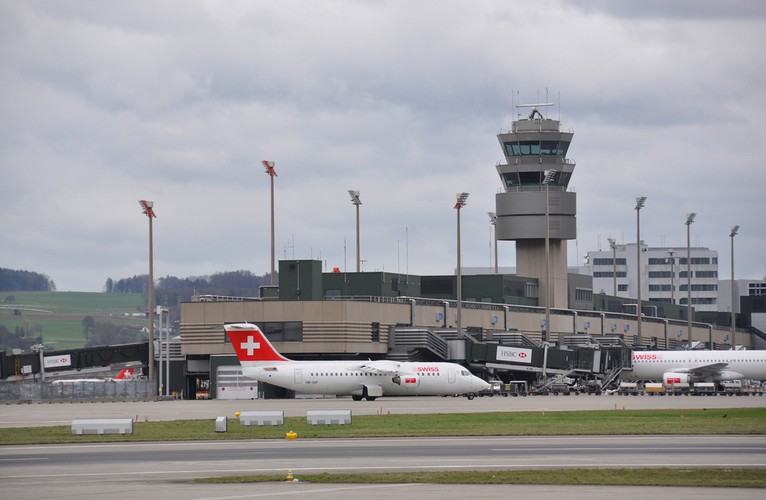 <strong>Lotnisko w Zurichu, Szwajcaria</strong><br /><br />

Średni czas potrzebny do przejścia od strefy kontroli do gate’ów: 16 min<br /><br />

Dotyczy terminali: E<br /><br />

Liczba pasażerów obsłużonych rocznie: 25 000 000<br /><br />