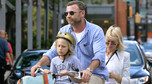 Liev Schreiber i Naomi Watts z synem na rowerze