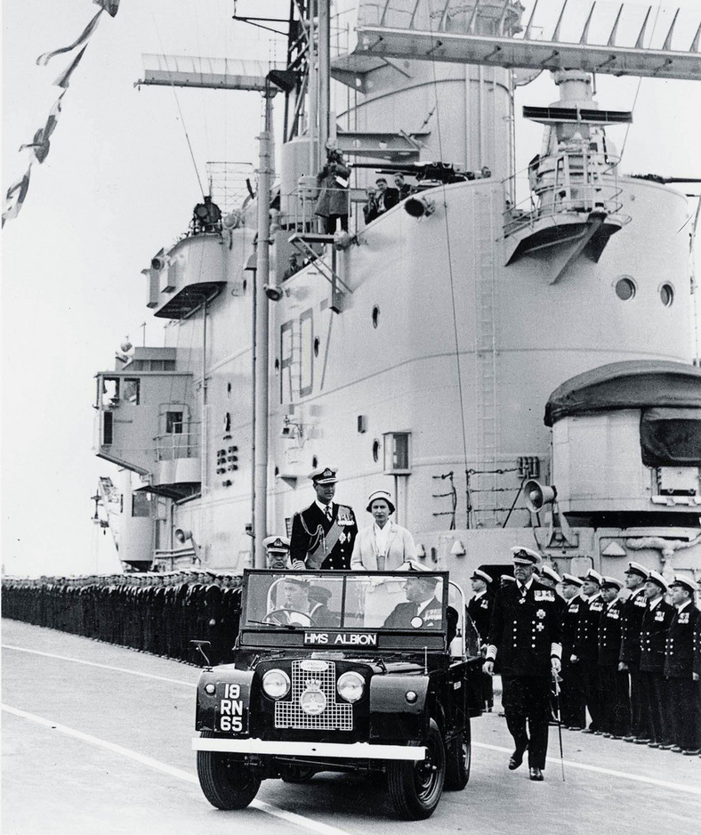 Jedna z parad z 1957 r. Królowa i Książę korzystali z Land Rovera Defendera podczas wizytacji lotniskowca HMS Albion