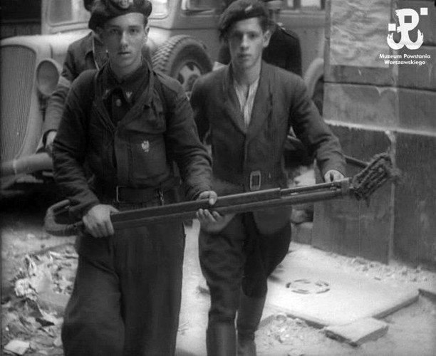 'Powstanie Warszawskie' to pierwszy na świecie dramat wojenny non-fiction. Powstał z ponad sześciu godzin zachowanych oryginalnych kronik filmowych