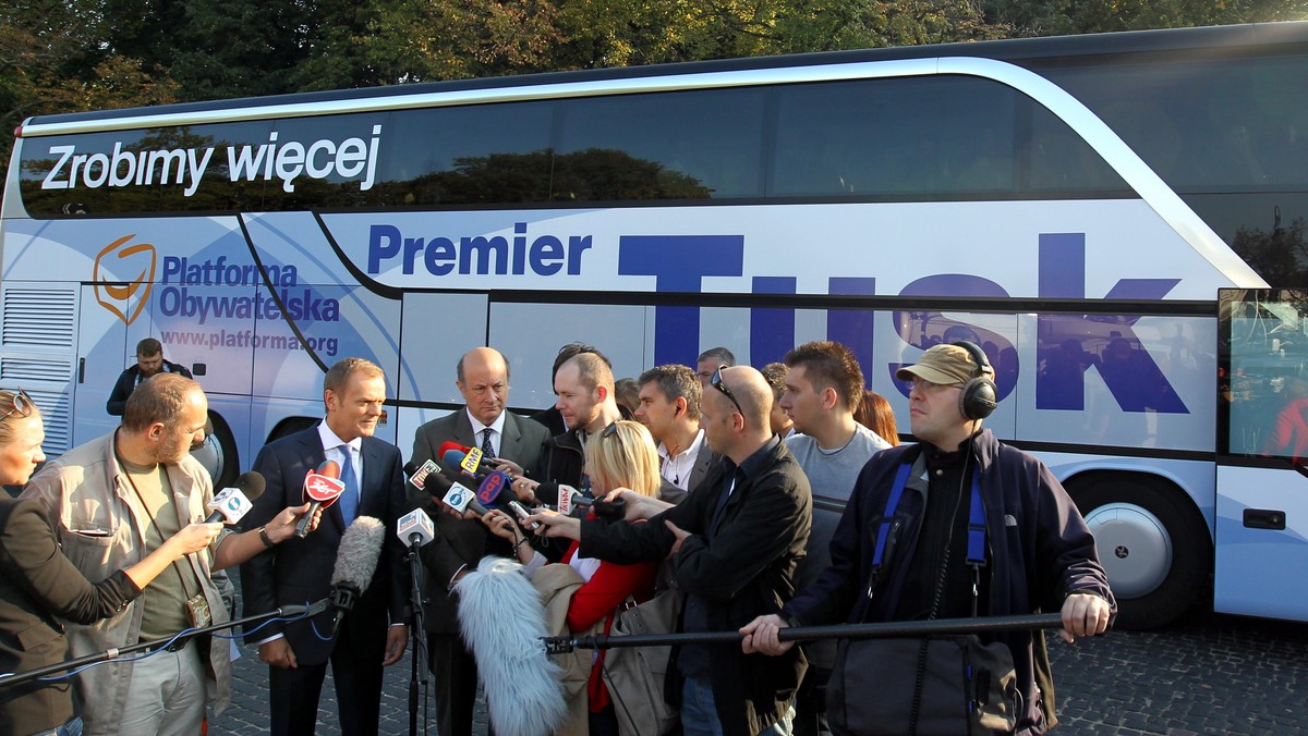 18 autobusów PO rusza dziś w Polskę; po kraju jeździć mają ministrowie, liderzy list wyborczych, kandydaci PO do parlamentu i wolontariusze, by przekonywać do głosowania w październikowych wyborach na partię Donalda Tuska.