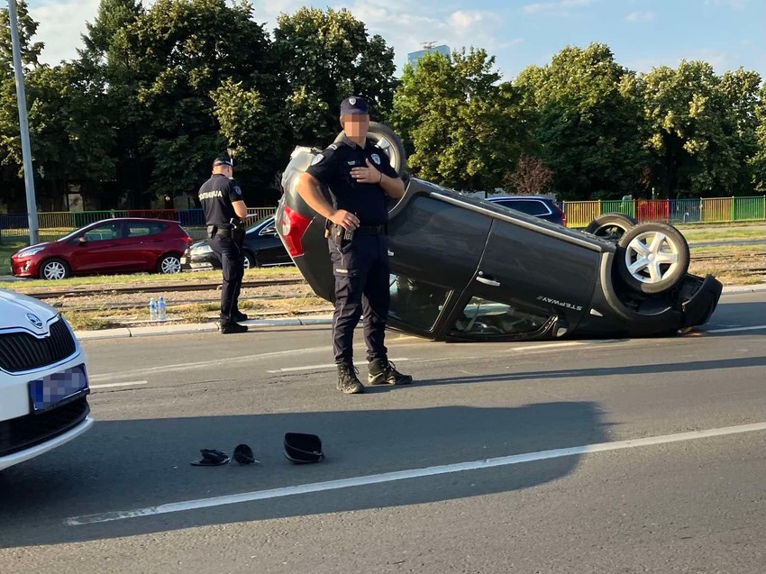 Udes prevrnut automobil Novi Beograd
