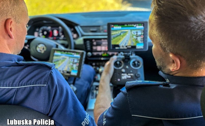 Policja kontroluje kierowców samochodów ciężarowych, ciężarówka, TIR