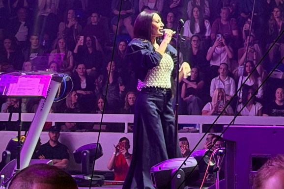 ZLATNI KORSET I ELEGANTNE PANTALONE, A KOSA DO RAMENA Ceca Ražnatovć na koncertu u Loznici pokazala MOĆAN STIL: Folk diva oduševila (Video)