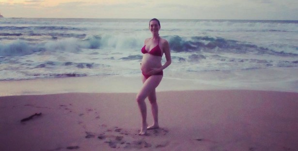 Ciężarna Anne Hathaway pozuje w bikini. Na złość paparazzim [ZDJĘCIE]