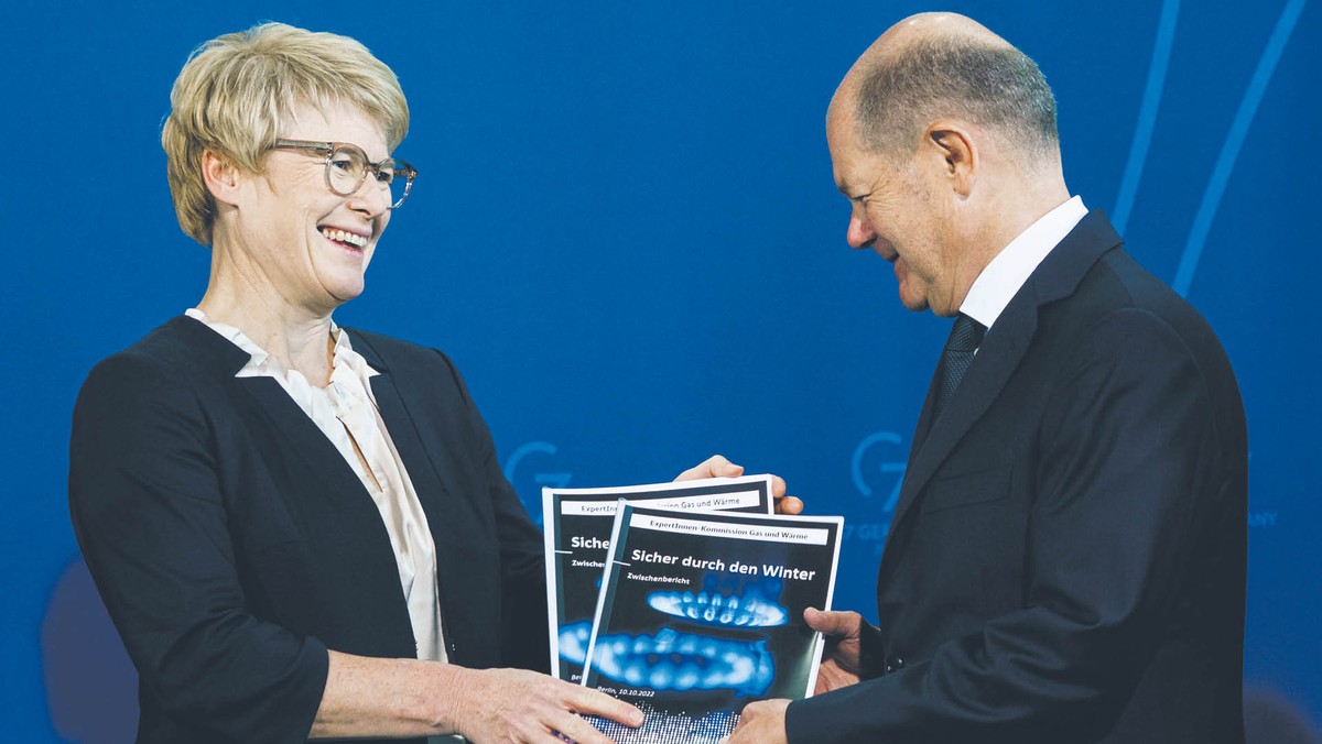 Członek rady ekspertów ekonomicznych Veronika Grimm wręcza kanclerzowi Olafowi Scholzowi raporty zatytułowane „Bezpiecznie przez zimę”