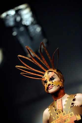 Papierowe kreacje zaprezentowali na zakończenie semestru studenci  pierwszego roku krakowskiej Szkoły Artystycznego Projektowania Ubioru