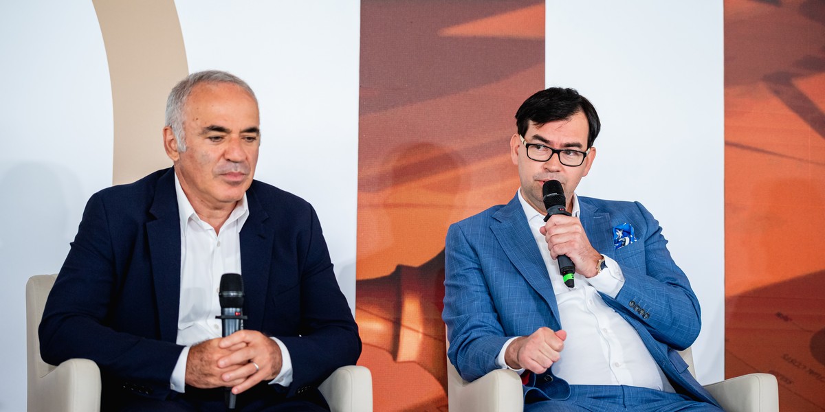 Garry Kasparov oraz dr Adam Mokrysz, prezes Grupy MOKATE, podczas dyskusji w Warszawie.