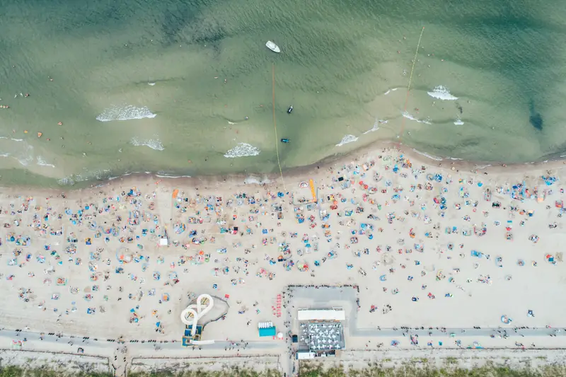 Parawany na plaży głównej we Władysławowie w dzień kapryśnej pogody