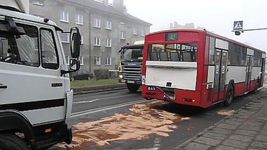 Ciężarówka uderzyła w autobus. Trzech pasażerów rannych