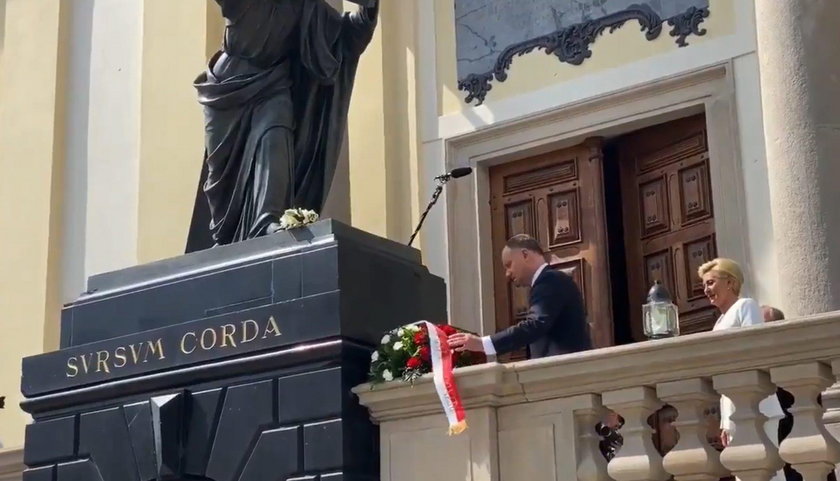 Andrzej Duda złożył kwiaty pod pomnikiem, na którym aktywiści LGBT zawiesili flagę