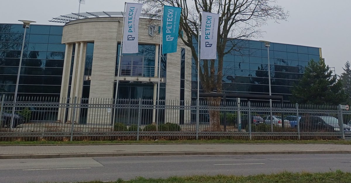 Polish Clients Without Windows, Employees Without Salaries: A Mystery Surrounding a Major Manufacturer