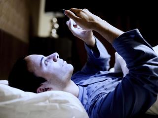 sen bezsenność spanie smartfon światło