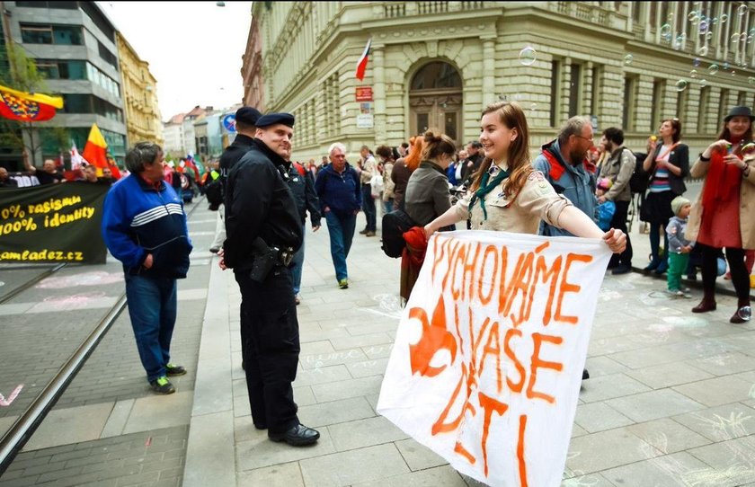 Harcerka Lucie trzymała transparent z hasłem: "Wychowamy wasze dzieci"