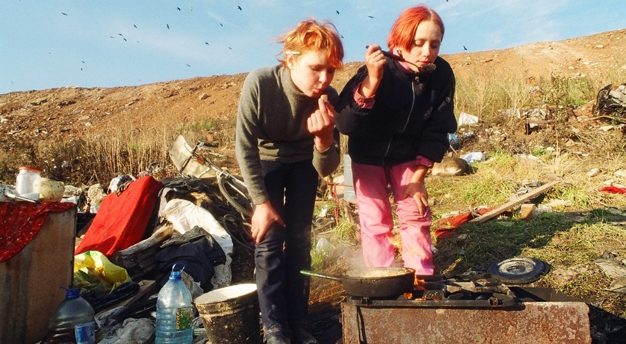 <strong>10. Nadejdą lepsze czasy, reż. Hanna Polak</strong>
<br></br>
Kilkanaście lat z życia młodej dziewczyny mieszkającej na podmoskiewskim wysypisku śmieci. Jednak ten dokument jest czymś więcej niż jedynie zapisem egzystencji ludzi wyrzuconych poza nawias społeczeństwa. Świadectwo talentu, cierpliwości, a przede wszystkim wrażliwości i empatii reżyserki. ©?
<br></br>