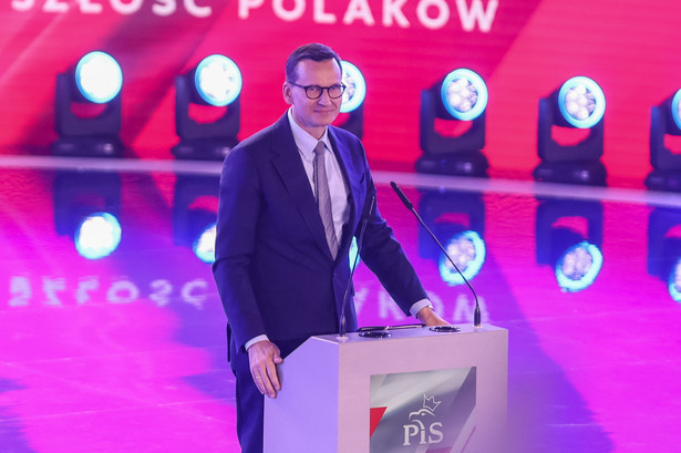 Katowice, 01.10.2023. Kampania wyborcza do parlamentu 2023. Premier Mateusz Morawiecki podczas konwencji PiS pod hasłem "Bezpieczna Polska", 1 bm. w hali widowiskowo-sportowej "Spodek" w Katowicach. (mr) PAP/Zbigniew Meissner