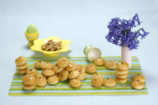 Na jugu Srbije trudna mlada mesi jedan mladenčić više i deli ga sa mužem u znak zahvalnosti što će doneti dete na svet