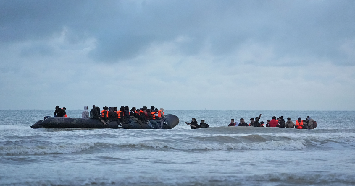 Channel crossing: Boat deflates, stranding migrants on beach