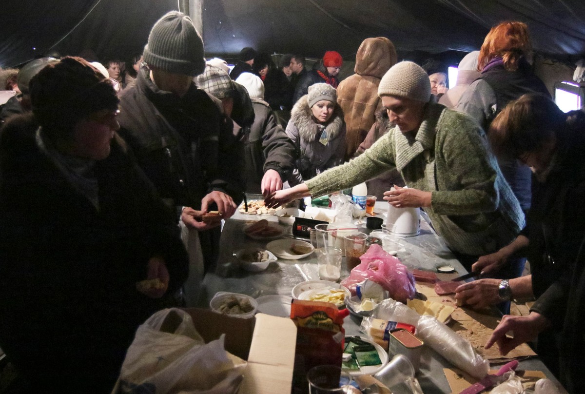 Mieszkańcy Mariupola, których domy zostały zniszczone