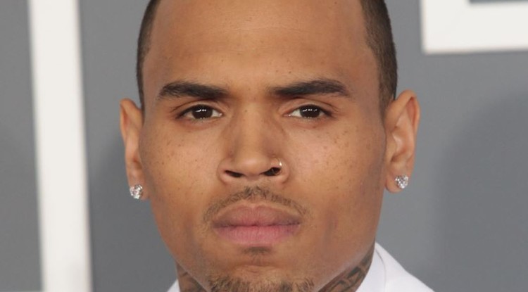 Az utcán fojtogatta barátnőjét Chris Brown