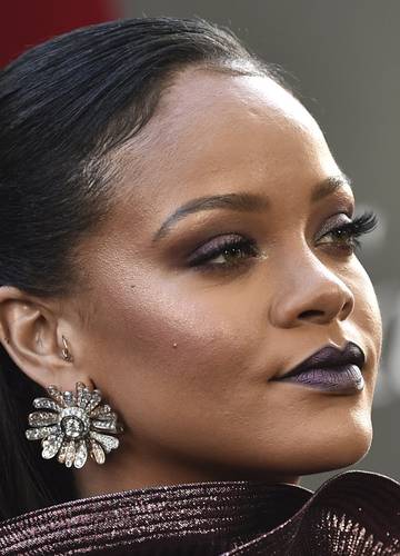 Rihanna Gibt In Dubai Live Make Up Tutorial Fur Tausende Euro Noizz