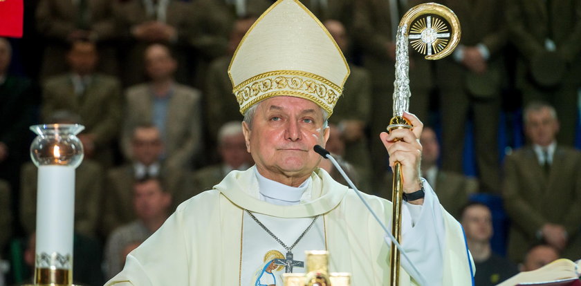 Bp Janiak miał tuszować pedofilię w Kościele. Prokuratura nie widzi w tym niczego złego?