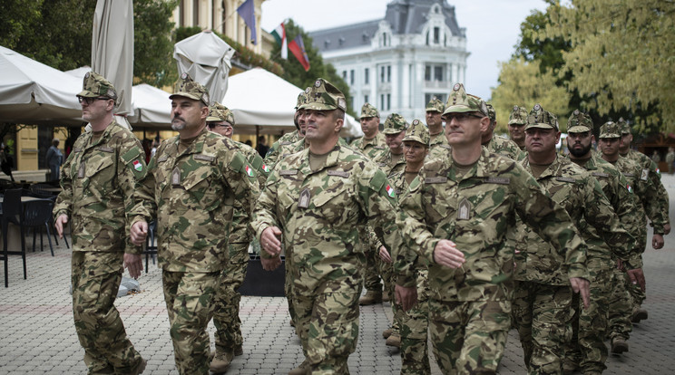 Katonák a Magyar Honvédség (MH) Iraki Kiképzés-biztosító Kontingens (MH-IKBK) 15. váltásának ünnepélyes kibocsátó ünnepségén Nyíregyházán, a Kossuth téren 2022. szeptember 14-én /Fotó: MTI/Balázs Attila