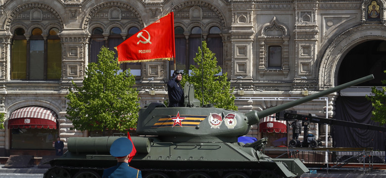 Najskromniejsza defilada w Moskwie od lat. Na placu Czerwonym tylko jeden stary czołg [ANALIZA]
