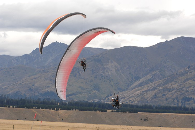 Akrobacje paralotniarzy