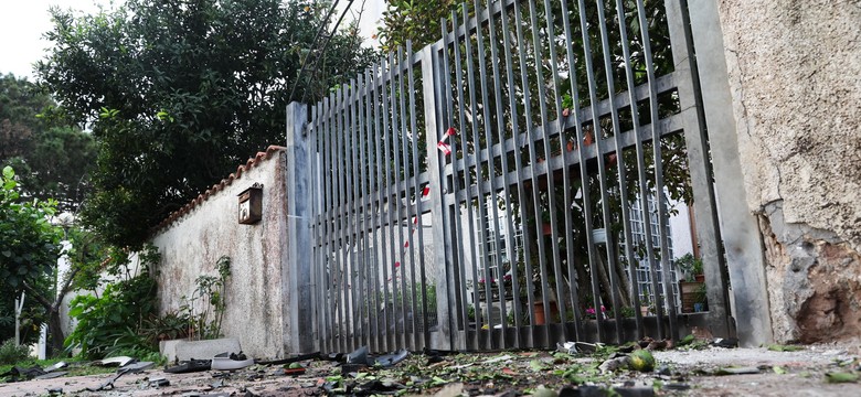 Dwa samochody wyleciały w powietrze. Bomba pod domem znanego dziennikarza