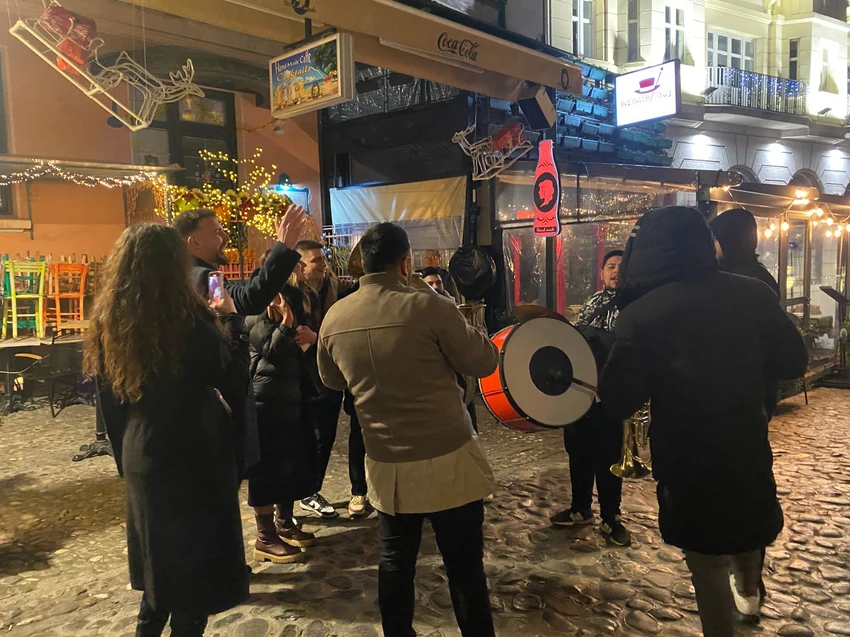 Boremska četvrt Skadarlija sa neizbežnik trubačima