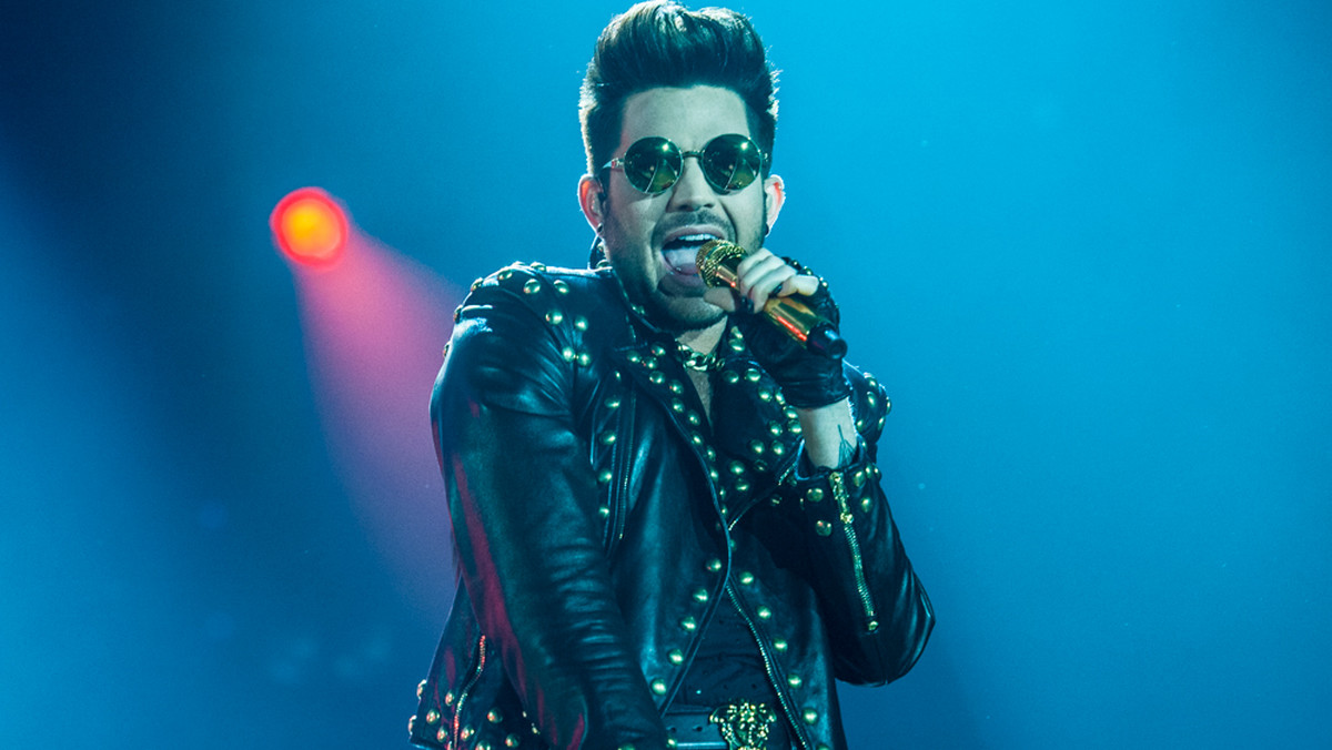Adam Lambert 30 kwietnia wystąpi w Polsce. Wokalista znany z przebojów takich jak "Ghost Town" czy "Another Lonely Night" oraz działalności w zespole Queen zagra koncert na warszawskiej hali Torwar. Z tej okazji polski fanklub artysty przygotował dla niego kilka niespodzianek. Zobacz, w jakich akcjach koncertowych możesz wziąć udział!
