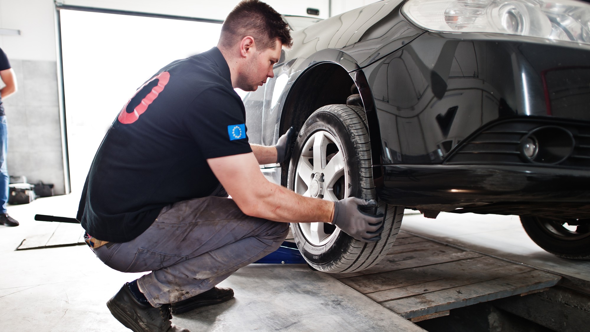 Celoročné pneumatiky vyžadujú pravidelnú rotáciu medzi nápravami pre zabezpečenie rovnomerného opotrebenia dezénu počas celého roka. Vodiči na Slovensku by mali v roku 2026 dbať na kontrolu vyváženia kolies aj bez sezónneho prezúvania. 