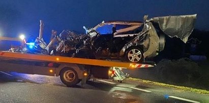 Horror na drodze. Z suzuki nic nie zostało, kierowca nie miał szans