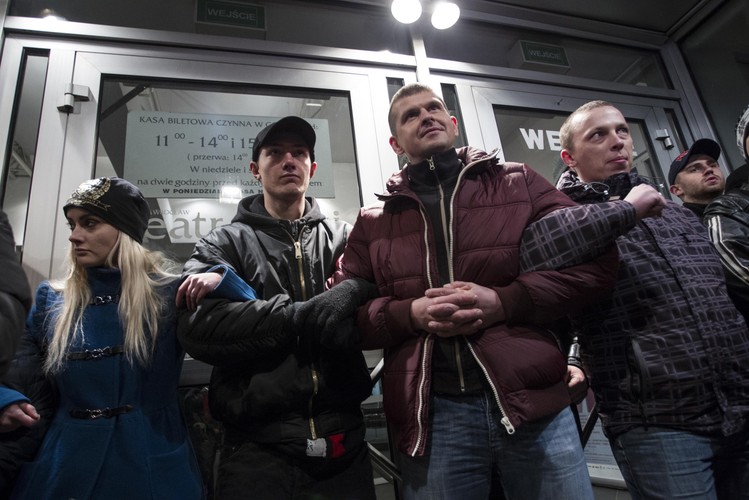 Przepychanki z policją przed Teatrem Polskim we Wrocławiu