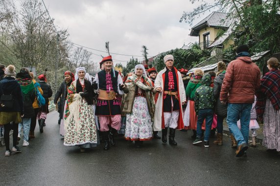 Uczestnicy korowodu poznawali weselne tradycje i pieśni