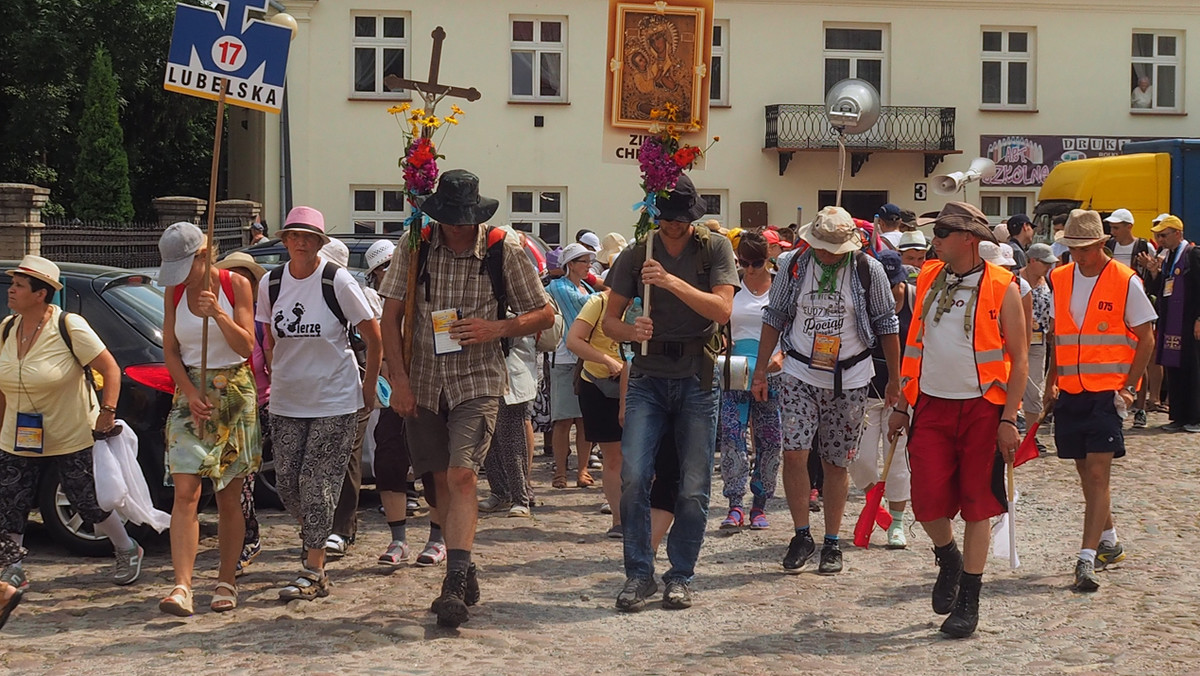 Ponad 300 kilometrów mają do pokonania pątnicy, którzy dziś z Lublina wyruszą na pielgrzymkę. Dotarcie do celu zajmie im 12 dni, na Jasną Górę powinni dotrzeć 14 sierpnia. W pielgrzymce weźmie udział kilka tysięcy osób. Kierowcy muszą uważać na utrudnienia drogowe.