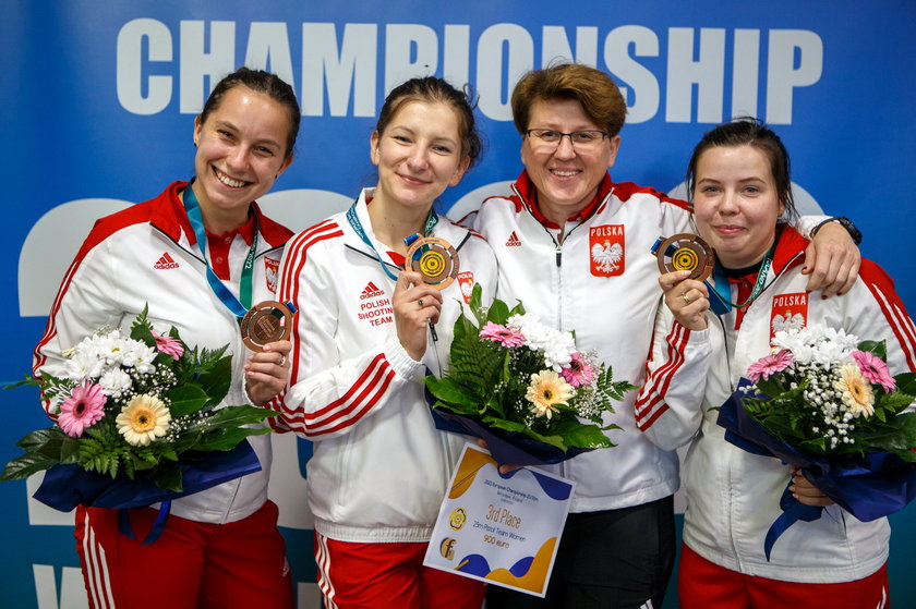 Od lewej: Julita Borek, Joanna Wawrzonowska, trenerka Jolanta Samulewicz i Klaudia Breś, czyli skład na brązowy medal